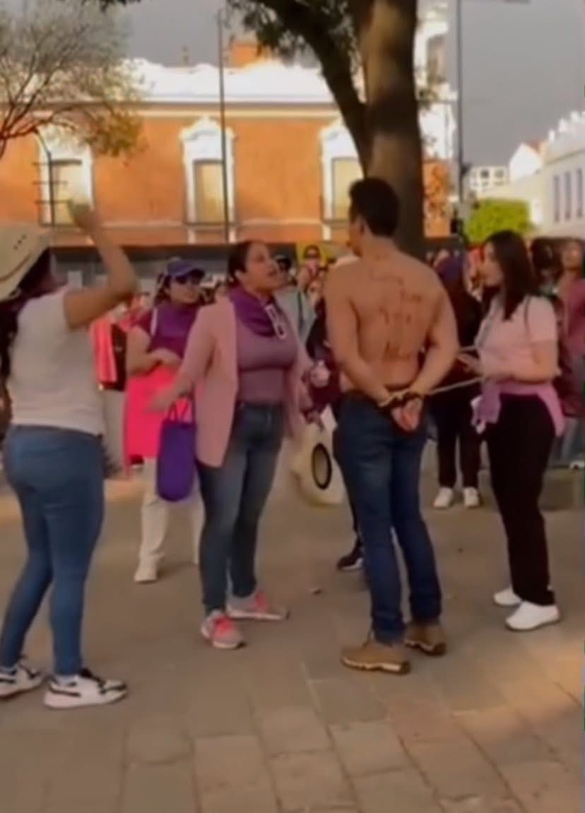 Hombre que se hizo viral en marcha del 8M en Tlaxcala es señalado como deudor alimentario