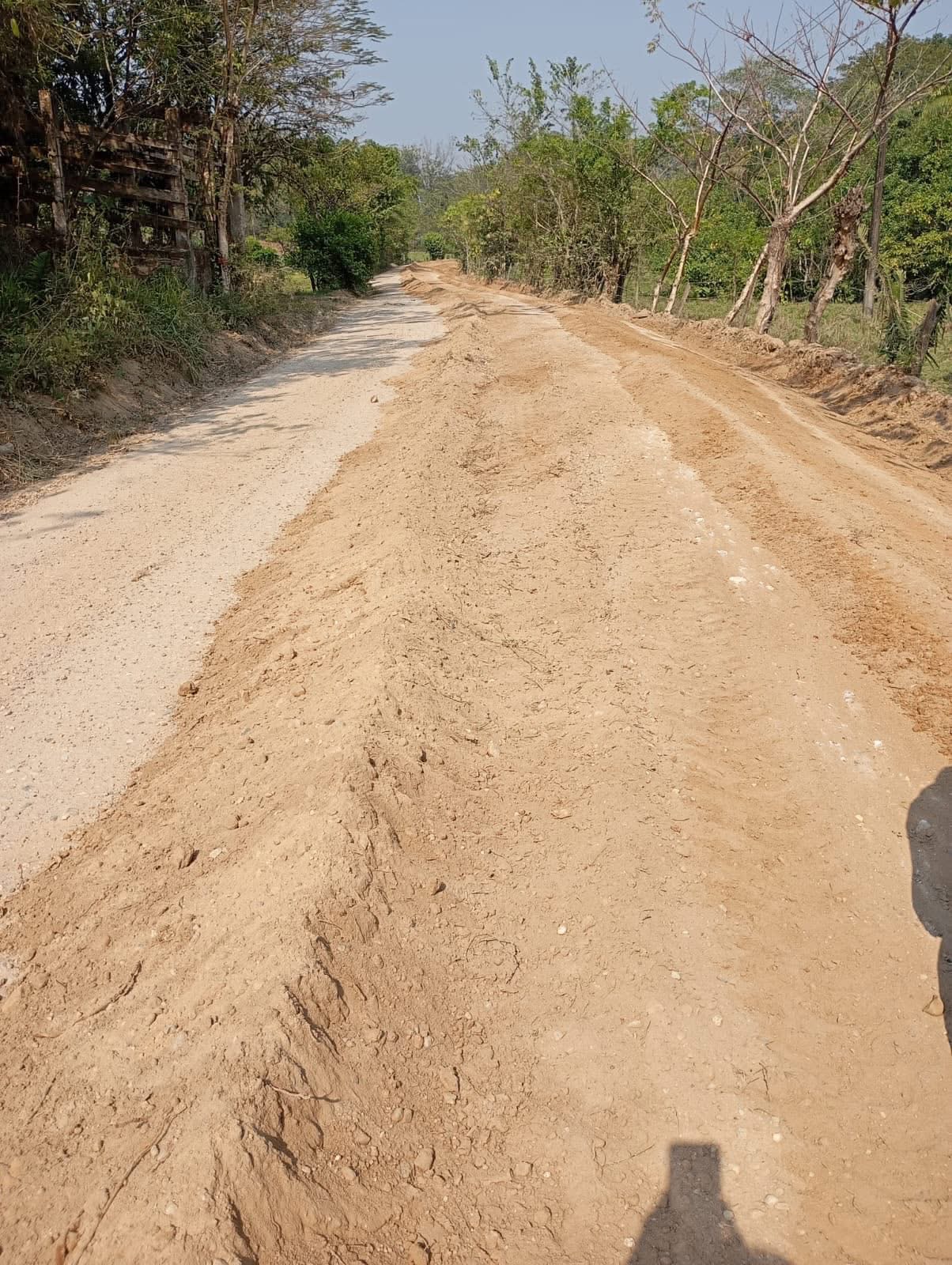 Mejoran caminos rurales en Las Choapas con trabajos de rastreo y cuneteo