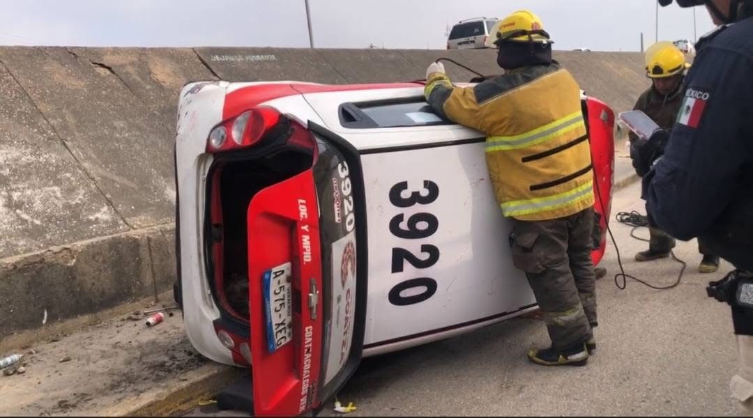 Taxi cae del Puente Joroba en Coatzacoalcos; hay una persona lesionada