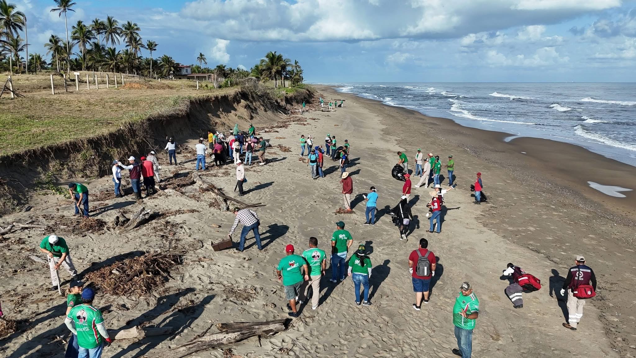 Encabeza alcalde jornada de limpieza en playa Las Palmitas previo a temporada vacacional