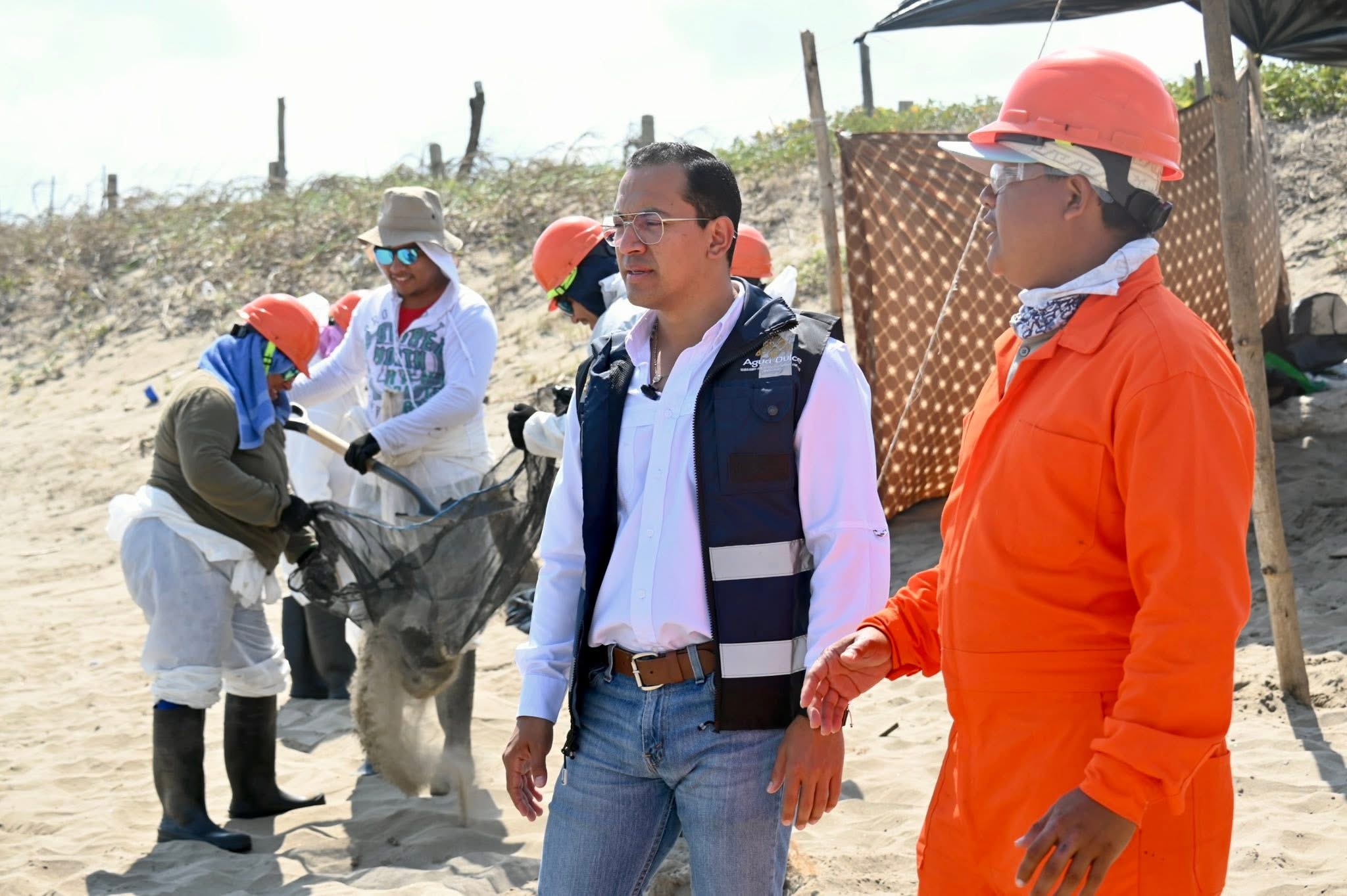 Avanza al 80% limpieza de playas en Agua Dulce: alcalde Ángel Delgado Ramírez