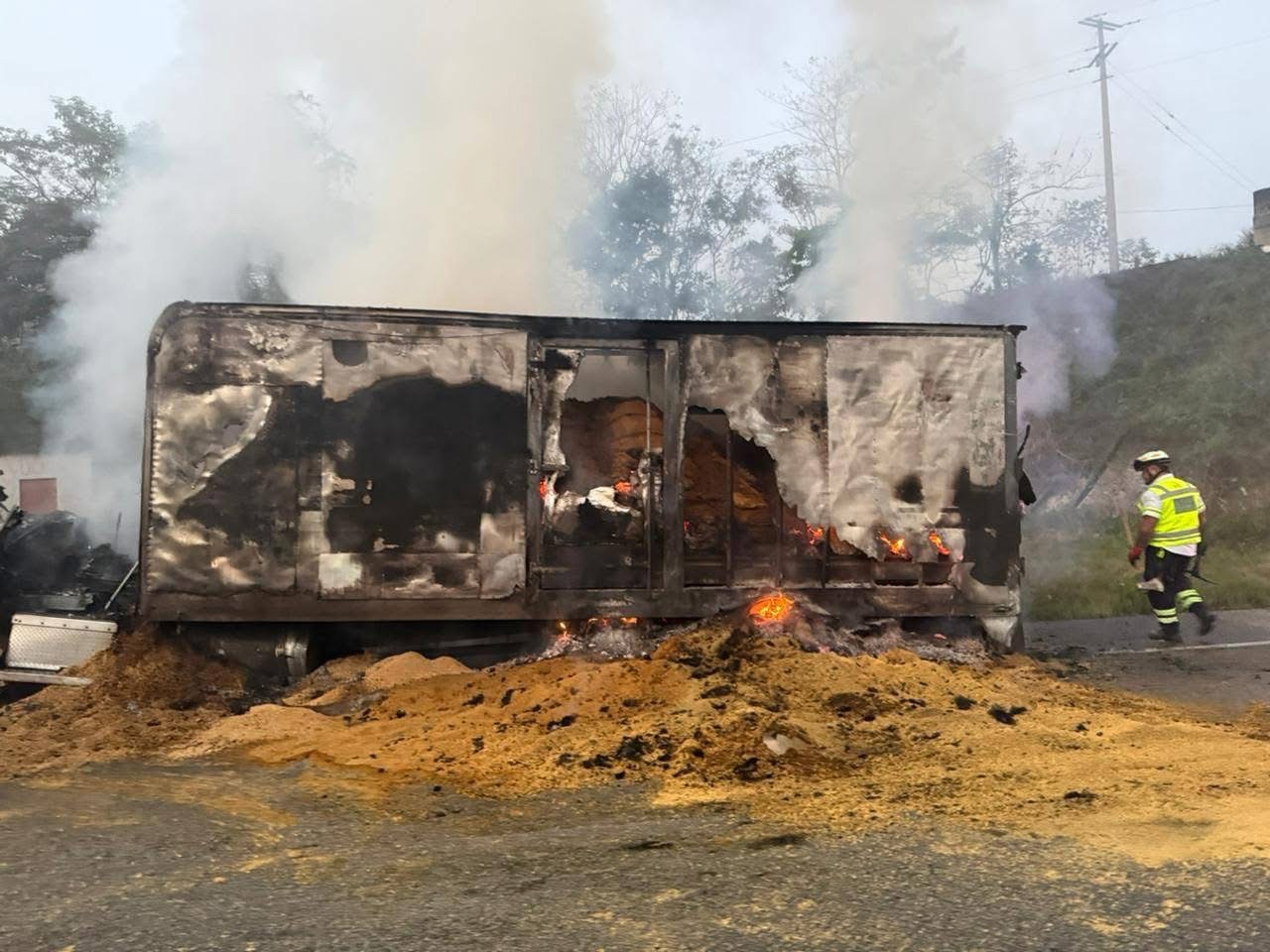 TRÁILER ARDE EN LLAMAS EN LA SUPERCARRETERA LAS CHOAPAS–OCOZOCOAUTLA; BOMBEROS CONTROLAN EL SINIESTRO
