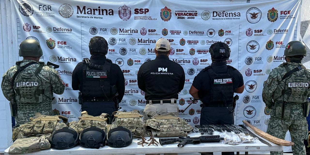 Rescatan a hombre secuestrado en predio criminal en Agua Dulce; aseguran armas y equipo táctico