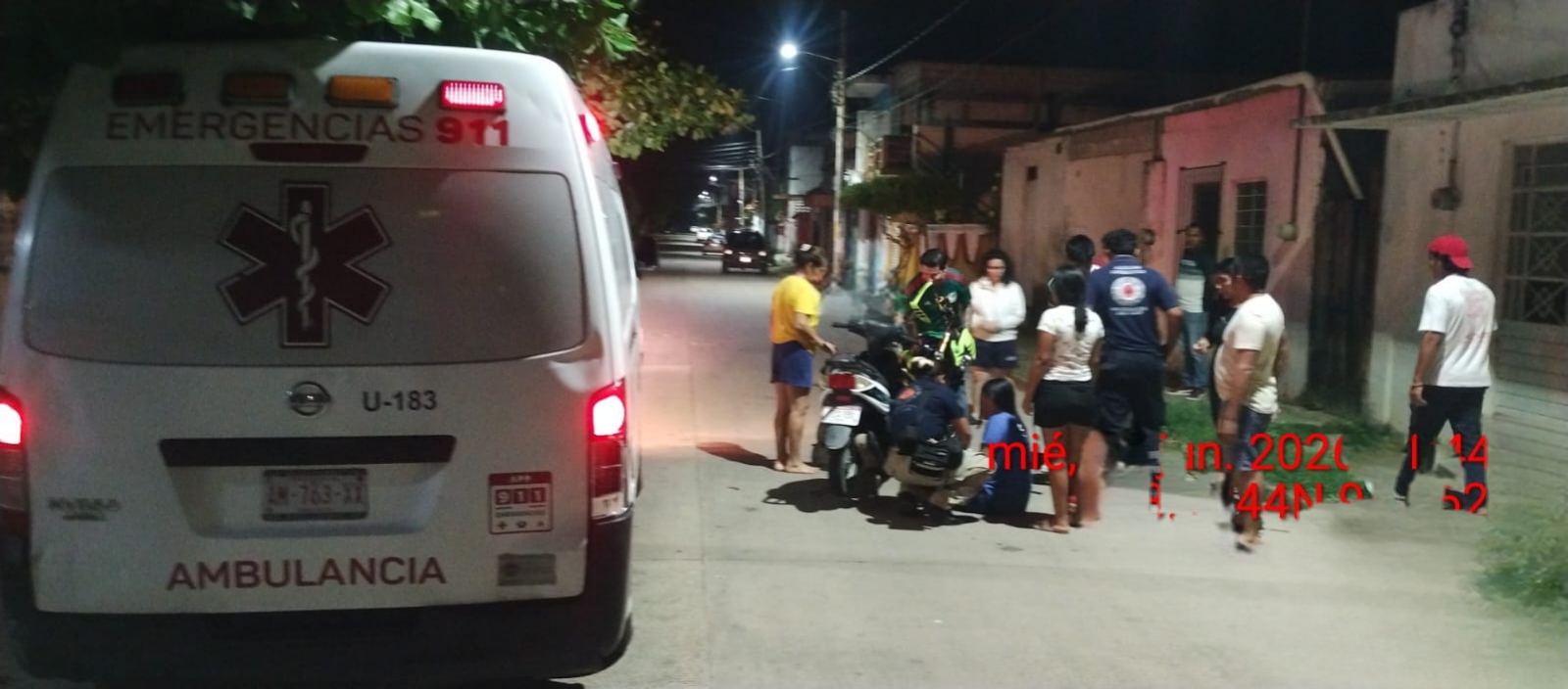 Dos jóvenes lesionadas tras choque entre automóvil y motocicleta en Cuatro Caminos